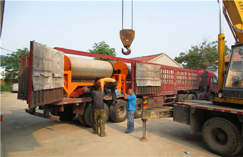 磁選機，磁選機的具體的工藝要求是怎么樣？_鐵礦磁選機滾筒的耐磨壽命和選礦企業(yè)生產效率！磁場一般為多少_磁塊如何排列