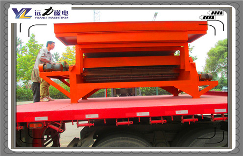 廣東鈦尾礦濕式磁選機(jī)_廣東鈦尾礦濕式磁選機(jī)鐵精粉流程及轉(zhuǎn)速有什么規(guī)定 ,在保證選礦效果的前提下，如果礦漿流速越快，則設(shè)備在單位時(shí)間內(nèi)處理能力及單位時(shí)間內(nèi)精礦的產(chǎn)量提升，同時(shí)由于 減少了電耗、人工成本等選礦成本，有利于選礦收益的增加。而實(shí)際選礦生產(chǎn)中，礦漿流速是受到諸多限制的，不可能無(wú)限制的提高礦漿流速來(lái)提升選礦收益。 一、廣東鈦尾礦濕式磁選機(jī)_廣東鈦尾礦濕式磁選機(jī)鐵精粉流程及轉(zhuǎn)速有什么規(guī)定 1、從選礦作用力的角度考慮。流經(jīng)磁選工作面的礦漿速度決定了作用于沉積在梯度吸附區(qū)域表面顆粒上的剪切力，因此，影響到磁性chanp-in的回收率和品位，一般情況下，流速過(guò)高時(shí)會(huì)造成磁性超貧品位的增加而同時(shí)損失部分回收率。 2、選擇不同號(hào)磁選機(jī)設(shè)備是根據(jù)客戶(hù)產(chǎn)量及需求而定，而我們遠(yuǎn)力磁電選礦設(shè)備廠生產(chǎn)小磁選機(jī)也是根據(jù)客需求而定制，隨著路打開(kāi)，越來(lái)越多小產(chǎn)量客戶(hù)來(lái)選擇小磁選機(jī)，它在市場(chǎng)上有***客戶(hù)群。遠(yuǎn)力磁電選礦機(jī)械小磁選機(jī)設(shè)備筒皮采進(jìn)耐磨涂層替了普通筒皮，耐磨度了8-10倍左右，同時(shí)磁選機(jī)滾筒是***度稀土永磁材料來(lái)制造，這樣保證磁選機(jī)磁力持久性，磁場(chǎng)可以從500GS-13500GS以上都可以定制，合理結(jié)構(gòu)設(shè)計(jì)及磁系組裝 二、廣東鈦尾礦濕式磁選機(jī)_廣東鈦尾礦濕式磁選機(jī)鐵精粉流程及轉(zhuǎn)速有什么規(guī)定 1、濕式磁選機(jī)有三種槽體：順流槽體、逆流槽體、半逆流槽體。不一樣槽體對(duì)于物料的精細(xì)度的工作也不一樣，這個(gè)詳細(xì)的選擇還要依據(jù)周身環(huán)境的，地質(zhì)及物料的特色，然后結(jié)合自然條件選擇再依據(jù)設(shè)備的特色進(jìn)行選擇，防止出現(xiàn)“不適應(yīng)”運(yùn)作疑問(wèn)出現(xiàn)。 2、濕式磁選機(jī)三種槽體的特色：順流式濕式磁選機(jī)相對(duì)逆流式和半流式的槽體來(lái)說(shuō)，它的處理才能大，順流式槽體適宜于處理較粗粒度的強(qiáng)磁性物料的粗選和精選。順流式磁選機(jī)有一個(gè)需要特色留意的地方即是：***嚴(yán)厲的操控給礦的粒度，不能過(guò)大或許過(guò)小，過(guò)大的時(shí)分脈石與磁性物體別離不開(kāi)，磁性礦粒簡(jiǎn)單損失于尾礦，會(huì)下降精礦的質(zhì)量。順流式槽體濕式磁選機(jī)可以完成連體機(jī)工作，進(jìn)步精礦的質(zhì)量。 3、逆流式磁選機(jī)適宜于細(xì)粒強(qiáng)磁性礦藏的粗選與掃選工作，回收率較高，但精礦檔次較低。由于粗粒物料易沉積阻塞選別空間，更不容別離開(kāi)來(lái)，所以逆流型磁選機(jī)不適于處理粗粒物料，盡量防止運(yùn)用逆流式濕式磁選機(jī)進(jìn)行精選，牢記。 4、半逆流磁選機(jī)它一起具有自己順流槽體的優(yōu)勢(shì)和逆流槽體的優(yōu)勢(shì)，半逆流磁選機(jī)在礦設(shè)技術(shù)流程中所占的比重略大。它充分體現(xiàn)了順流式和逆流式的優(yōu)勢(shì)，而且還逾越了那兩種槽體，由于它還適宜于處理0.5mm以下的礦粒的粗選和精選，不光可以多臺(tái)串聯(lián)和并聯(lián)，還可以完成屢次的掃選和精選。