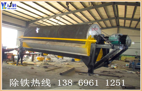 一.永磁筒式磁選機(jī)的磁選粒度  　　半逆流永磁筒式磁選機(jī)適用于礦石粒度在0～0.2mm的粗選和精選;順流永磁筒式磁選機(jī)適用于粒度在0～0.5mm的粗選和精選;逆流槽永磁筒式磁選機(jī)適用于礦石粒度為0～0.6mm的粗選和掃選.  　　濰坊遠(yuǎn)力生產(chǎn)的永磁筒式磁選機(jī)采用磁性較高的稀土釹鐵硼磁塊和鐵氧體磁塊組成復(fù)合磁系,具有磁場(chǎng)強(qiáng)度高,磁力大,不容易退磁的主要特性,因此,性能可靠穩(wěn)定,生產(chǎn)能力大,適應(yīng)能力強(qiáng),是一家不錯(cuò)的選礦磁選設(shè)備.  　　二.永磁筒式磁選機(jī)磁選結(jié)構(gòu)  　　永磁筒式磁選機(jī)主要由氣缸,托輥,毛刷輥,磁系統(tǒng),油箱,傳動(dòng)部分6個(gè)部件.圓筒由2-3mm不銹鋼板焊成筒,端蓋為鋁合金鑄件或工件,用不銹鋼螺釘和桶連接.電機(jī)或直接通過(guò)減速無(wú)極變速電動(dòng)機(jī),驅(qū)動(dòng)缸,磁性輥和刷輥?zhàn)餍D(zhuǎn)運(yùn)動(dòng).磁系為開放式磁系,裝在氣缸和裸露的全磁磁鐵用不銹鋼螺栓裝在磁軛的地板,出缸叉軸,軸固定有拐臂.  　　三.永磁筒式磁選機(jī)的磁場(chǎng)強(qiáng)度  　　永磁筒式磁選機(jī)低磁場(chǎng)強(qiáng)度采用分離鐵顆粒散裝物料,它也可以用來(lái)除去或豐富干礦物質(zhì)含量的強(qiáng)磁性：礦石后淤漿罐入罐后,自來(lái)水管水進(jìn)入水箱的礦物顆粒的影響下的磁場(chǎng)的作用,磁性礦物顆粒的磁極運(yùn)動(dòng)磁聚發(fā)生,并且被吸引到氣缸(磁選機(jī))沿氣缸的旋轉(zhuǎn)方向交替的磁極的極性,并在工作中,被固定交替的磁極的磁力攪拌產(chǎn)生的現(xiàn)象的非磁性礦物中,由于關(guān)閉,并在氣缸的內(nèi)表面的吸最終濃縮物.磁性的鼓分離器濃縮沿磁性圓筒的邊緣到最弱的上面的磁系統(tǒng),在卸荷作用的沖洗水噴霧排入精礦槽中,如果是全磁磁輥,刷輥,卸礦是開展.非性或弱磁性礦物被留漿在泄流槽,即是尾礦.