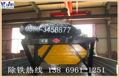 .ct永磁筒式磁選機(jī)參數(shù)一  　　濕式永磁筒式磁選機(jī)作為分離設(shè)備的不斷發(fā)展的結(jié)果可以提供一個(gè)完整的技術(shù),采礦及礦產(chǎn)行業(yè)的磁性濕分離.  　　2.ct永磁筒式磁選機(jī)參數(shù)二  　　產(chǎn)品型號(hào)和尺寸提供的濕式永磁磁選機(jī)尺寸的直徑,1200毫米和916毫米的長(zhǎng)度可達(dá)3000毫米.三種基本的分隔設(shè)計(jì)可用于分選,粗加工和精加工/清潔應(yīng)用.每種類(lèi)型可以提供在單一的感光鼓或多個(gè)鼓燧巖或磁鐵礦階段,以及用于恢復(fù)密介質(zhì)中的磁介質(zhì)植物.  　　3.ct永磁筒式磁選機(jī)參數(shù)三  　　濕式永磁筒式磁選機(jī)在固定的磁軛是一個(gè)組件,鍶-鐵素體永久陶瓷磁鐵.旋轉(zhuǎn)滾筒可與可選的橡膠或不銹鋼蓋.磁通模式會(huì)匹配以獲得最佳性能的容器配置.濕磁分離器直徑916×300毫米,是916系列中最小的滿量分隔,主要用于工業(yè)試驗(yàn).分離器可交付并發(fā),逆流和反旋轉(zhuǎn)版本.實(shí)驗(yàn)室使用的濕式永磁筒式磁選機(jī)磁場(chǎng)尺寸直徑600 x 285毫米和直徑.200×100毫米,適合于間歇或連續(xù)的測(cè)試.