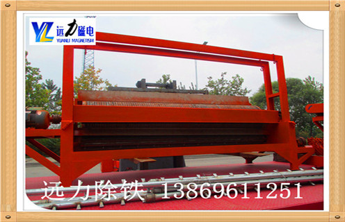 1.1.錳礦濕式磁選機圓筒轉(zhuǎn)速：  　　轉(zhuǎn)速的轉(zhuǎn)速,這樣的設(shè)計直接決定了礦物顆粒所受到的離心力的大小.旋轉(zhuǎn)速度增加,通過磁場吸引力,即使其中的小塊礦物顆粒被甩入尾礦,精品礦物的品位也得到提升,但對鐵回收有一些不是特別全面的影響.應(yīng)該特別注意濃縮物的質(zhì)量和處理量,所以濕式磁選機的滾筒的轉(zhuǎn)速應(yīng)當(dāng)適當(dāng)?shù)馗淖?  　　1.2.錳礦濕式磁選機磁偏角：  　　磁偏角的大小,決定了分選區(qū)域的大小.礦物物料隨著磁偏角的增大,分選面積變小,分選時間縮短,濃縮品級別提高,對其它方面的影響相對較小,可以獲得滿意的結(jié)果.公司的濕式濕式磁選機磁性系統(tǒng)非常完善,磁路合理,磁偏角可根據(jù)不同礦石特性要求,可在5°-25°范圍內(nèi)調(diào)整.  　　1.3.錳礦濕式磁選機工作間隙：   工作間隙為氣缸和罐體之間的掃掠區(qū)域底部,用于最小漿料通過截面.其尺寸決定了濕式磁選機的容量,間隙越大,體積越大,但尾渣損失越多;相反,加工量小,影響生產(chǎn),根據(jù)不同情況,間隙一般為35-60mm.  　　1.4.錳礦濕式磁選機在間隙處：   在集中器處的間隙,根據(jù)生產(chǎn)能力確定.太小影響礦石的排放,而尾礦等級也增加,降低了加工能力;根據(jù)濃縮物的大小,間隙為15-25mm,一般取20mm.  　　錳礦濕式磁選機廠家提醒用戶不僅要考慮質(zhì)量,性能和價格因素,還要考慮廠家的售后服務(wù),良好的售后服務(wù)為客戶減少不必要的麻煩數(shù)量.濰坊遠力磁電始終堅持“客戶至上”的態(tài)度,執(zhí)行高標(biāo)準(zhǔn),高品質(zhì)的服務(wù)態(tài)度,定期對客戶滿意度進行調(diào)查,并嚴(yán)格監(jiān)督售后服務(wù)的質(zhì)量,以消除客戶的顧慮,購買用戶完全沒有后顧之憂.