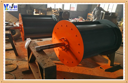 　　1.廢鋼磁選機-鋼渣磁選機的概述  　　專門設計用于廢鋼、鋼渣選鐵、廢舊金屬選鐵，直接還原鐵廠選鐵，鑄造車間選鐵等各種冶金渣選鐵。  　　2.廢鋼磁選機-鋼渣磁選機的技術特點  　　2.1.采用上吸式安裝方式，吸起大塊鐵件