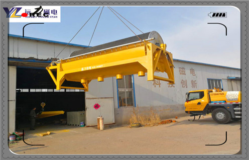 　　干式永磁高梯度磁選機，該機有內(nèi)外兩個永磁磁系，兩磁系之間的分選間隙可以調(diào)節(jié)。工作時，經(jīng)過葉輪分散的干燥物料隨葉輪風力帶人磁選機的分選空間，非磁性物隨自身的軌跡拋落出去，磁性物吸附于鋼板網(wǎng)介質(zhì)上，隨介質(zhì)轉(zhuǎn)動離開分選空間并在磁介質(zhì)的振動下脫落。機械振動能提高物料分選精度，筒式可以避免物料的機械夾雜。該機用于鉀長石除鐵時。給料粒度為-0.045mm，經(jīng)分選后含F(xiàn)e2O3含量從0.27%降至0.18%，除鐵效果明顯。  　　一、干式永磁高梯度磁選機磁化系數(shù)  　　1、礦粒物理性質(zhì)(礦粒大小、比磁化系數(shù))已定的情況下，取決于礦粒所在位置的磁場梯度。磁場梯度簡單說是表征磁場均勻度的物理量，梯度越高磁場變化越劇烈，礦粒兩端所受背景場變化越大。  　　2、從而使得礦粒兩端的感應場差值就越大，貴州高梯度磁選機，貴州高梯度磁選機，貴州高梯度磁選機，礦粒所受的磁場力也就也大。  　　3、這就是為什么現(xiàn)在市面上設(shè)備動不動就說是高梯度磁選機的原因。以上有點類似于電傷人是電壓傷人還是電流傷人的問題。所以能否構(gòu)建高梯度磁場才是決定強磁除鐵器“成敗”的關(guān)鍵所在!